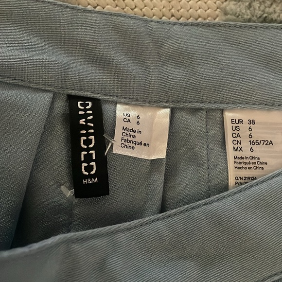 H&M pleated school skirt - Picture 2 of 4